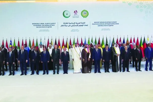 قادة وممثلو الدول المشاركة في القمة العربية -الإسلامية الطارئة في الدوحة أمس (رويترز)