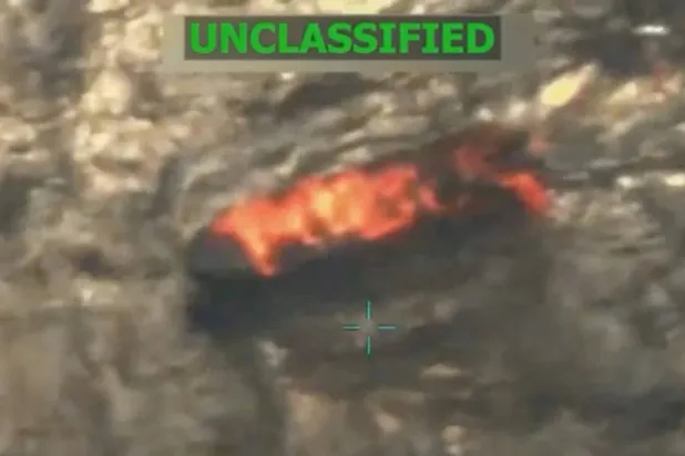 لقطة من الفيديو الذي نشره الرئيس الأميركي دونالد ترمب لاستهداف السفينة الفنزويلية (رويترز)