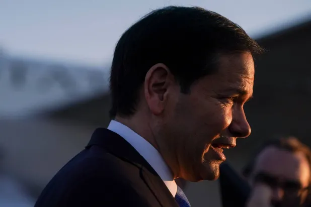 وزير الخارجية الأميركي ماركو روبيو يتحدث إلى الصحافة لدى مغادرته تل أبيب إلى قطر بعد زيارة رسمية في مطار بن غوريون الدولي (أ.ف.ب)