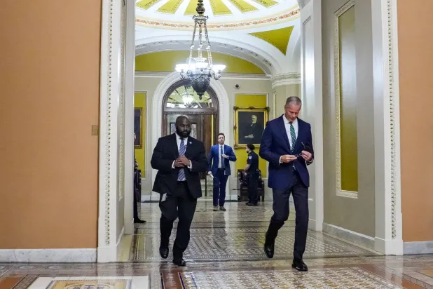 زعيم الأغلبية في مجلس الشيوخ جون ثون يغادر قاعة المجلس بعد التصويت على تثبيت ستيفن ميران (رويترز)