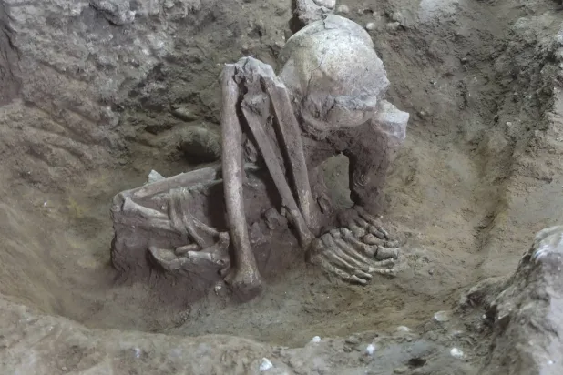 مومياء عمرها 9000 عام في قوانغشي الصين في وضع القرفصاء (أ.ب)