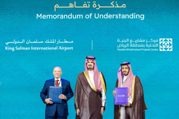 من حفل توقيع مذكرة التفاهم بين «تطوير مطار الملك سلمان الدولي» ومركز مشاريع البنية التحتية في الرياض (الشركة)
