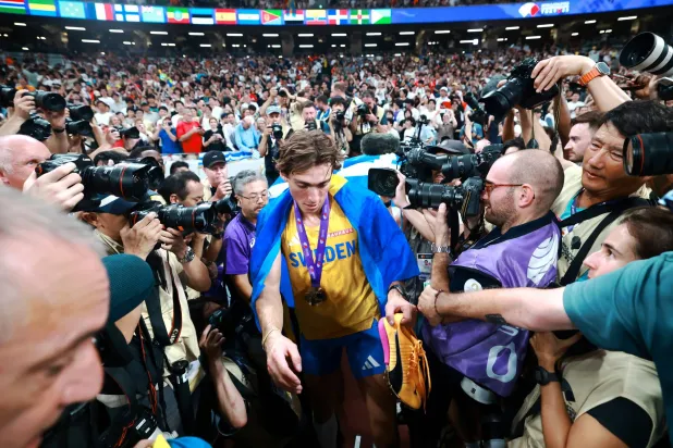 دوبلانتيس يمر أمام المصورين بعد فوزه في نهائي القفز (إ.ب.أ)