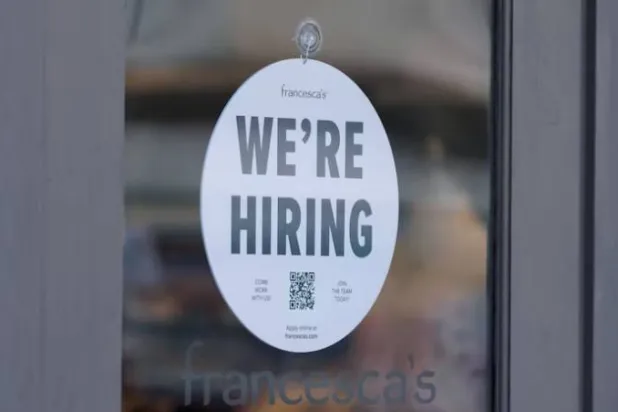 لافتة «نحن نوظف» على متجر في إنسينيتاس (رويترز)