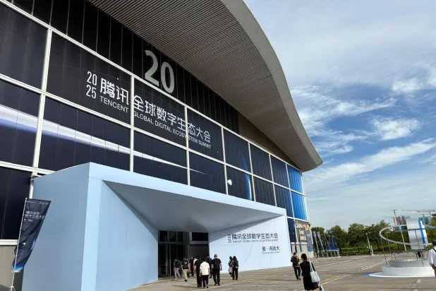 جانب من فعاليات «قمة النظام الرقمي العالمي 2025» في شنجن (الشرق الأوسط)