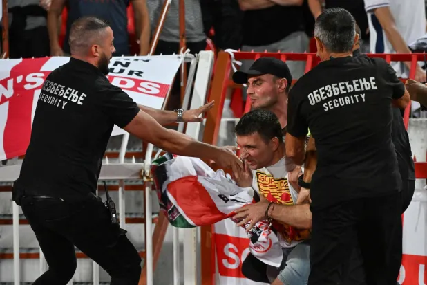 أوقف أفراد الأمن مشجعاً صربياً حاول سرقة علم إنجلترا (أ.ف.ب)