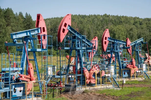 رافعات مضخات النفط خارج ألميتيفسك في جمهورية تتارستان، روسيا (رويترز)