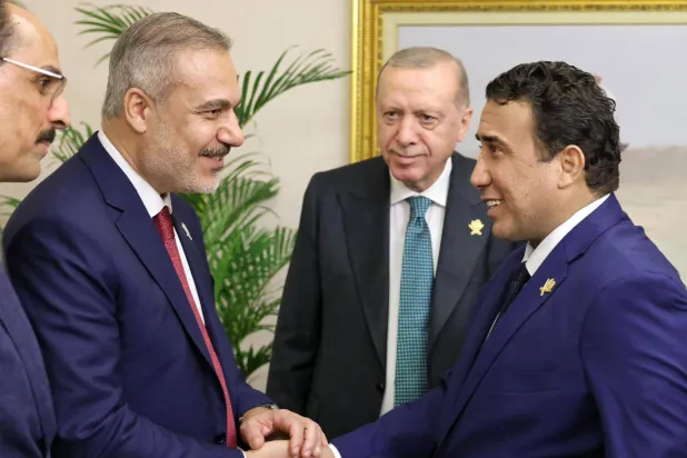 المنفي وإردوغان ووزير الخارجية التركي هاكان فيدان في لقاء على هامش قمة الدوحة (المجلس الرئاسي الليبي)