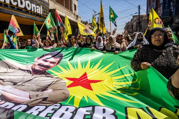 أكراد في القامشلي يطالبون بإطلاق سراح أوجلان عقب دعوته لحل حزب «العمال الكردستاني» فبراير الماضي (أ.ف.ب)