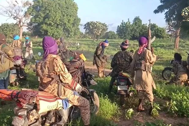 مقاتلون من جماعة «نصرة الإسلام والمسلمين» يستعدون للهجوم على ثكنة عسكرية في بوركينا فاسو الجمعة الماضي (وسائل تواصل اجتماعي)