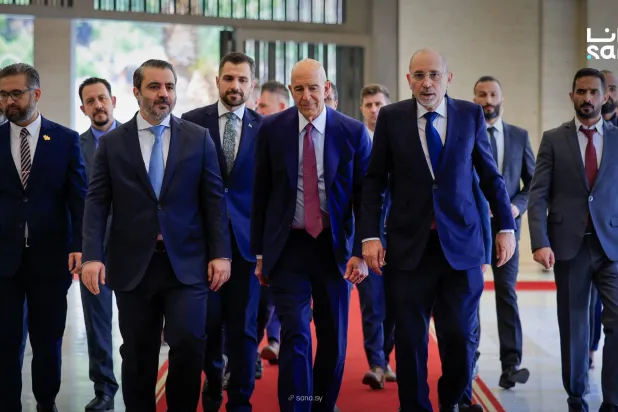 وزير الخارجية أسعد حسن الشيباني مستقبلاً نظيره الأردني أيمن الصفدي والمبعوث الأميركي إلى سوريا توماس براك في دمشق صباح الثلاثاء (سانا)