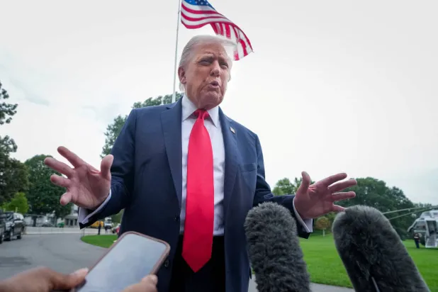 دونالد ترمب يتحدث إلى وسائل الإعلام قبل مغادرته في زيارة إلى بريطانيا 16 سبتمبر 2025 (رويترز)