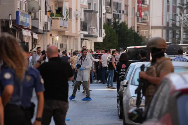 عناصر أمن بموقع الهجوم على مركز الشرطة في إزمير (إعلام تركي)