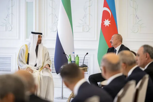 الشيخ محمد بن زايد آل نهيان وإلهام علييف رئيس أذربيجان خلال توقيع مجموعة من مذكرات التفاهم (وام)