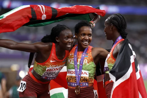 الكينية فيث كيبييغون تحتفل بلقب 1500 متر (إ.ب.أ)