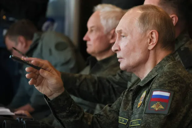 الرئيس الروسي فلاديمير بوتين بالزي العسكري (أ.ف.ب)