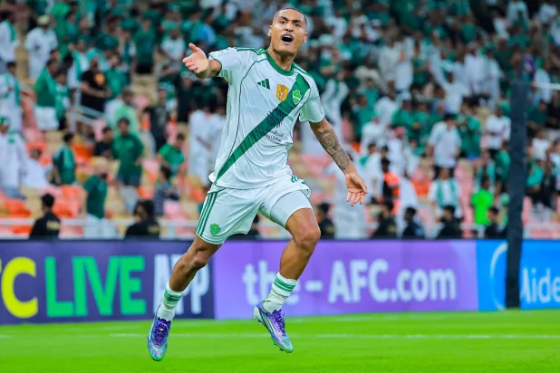 بسرعة البرق يُسجل الفرنسي إنزو ميلوت نفسه نجماً بارزاً ومؤثراً في صفوف الأهلي (تصوير: محمد المانع) 