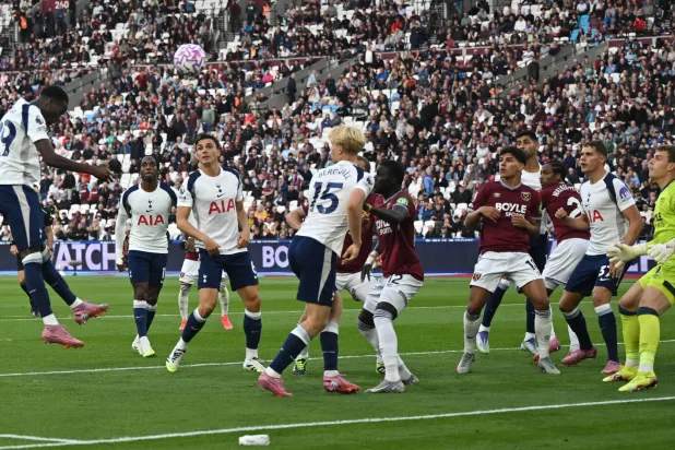 رأسية بابي ماتار سار تمنح التقدم لتوتنهام خلال فوزه على وست هام بثلاثية نظيفة (إ.ب.أ)