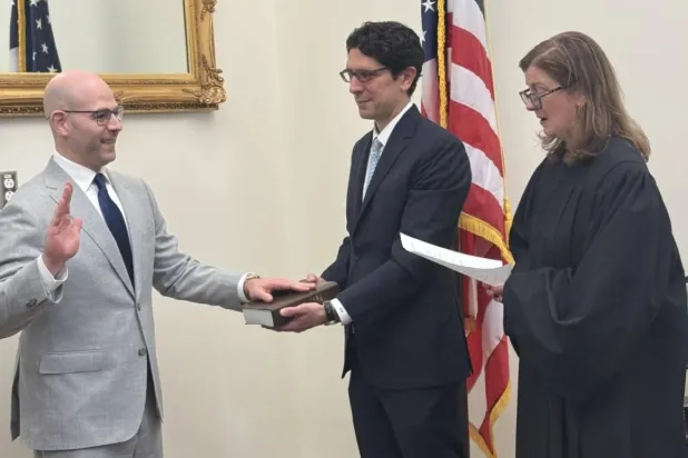 ميران يؤدي اليمين الدستورية (الاحتياطي الفيدرالي)