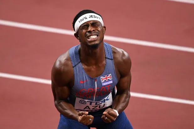 البريطاني جيريمياه أزو ارتدى عصابة رأس كتب عليها «100 في المائة يسوع» (رويترز)