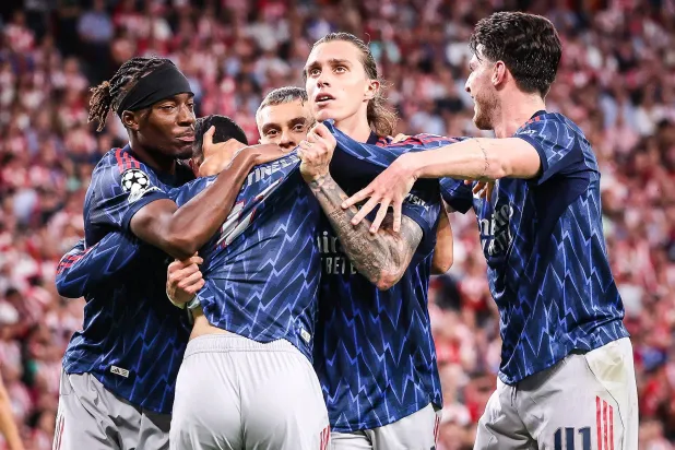 احتفال لاعبي آرسنال بالفوز على بلباو بثنائية (د.ب.أ)