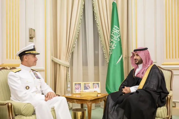 وزير الدفاع السعودي الأمير خالد بن سلمان لدى لقائه قائد القيادة المركزية الأميركية الفريق الأول براد كوبر في الرياض (واس)