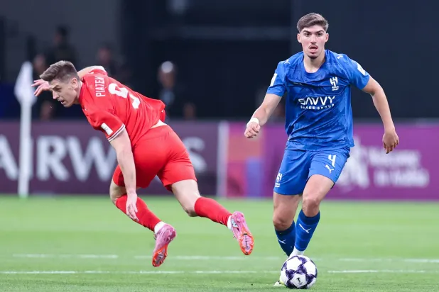  يوسف أكتشيشيك مدافع فريق الهلال (تصوير: سعد العنزي) 