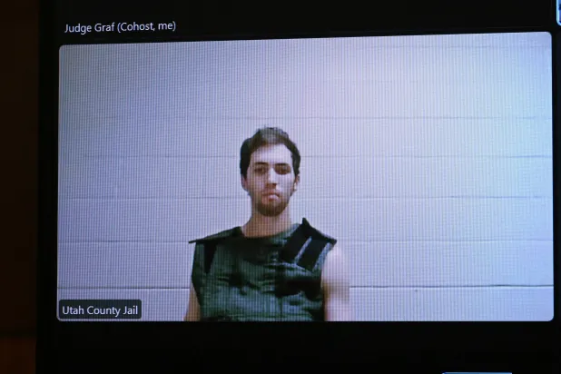 تايلر روبنسون المتهم بقتل تشارلي كيرك يظهر أمام قاضي المحكمة الجزئية الرابعة توني غراف (رويترز)