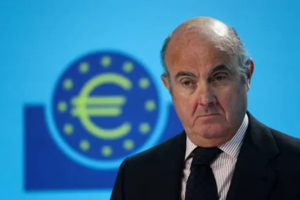 لويس دي غويندوس نائب رئيس البنك المركزي الأوروبي يحضر مؤتمراً صحافياً في فرانكفورت (رويترز)