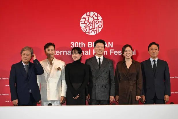 (L-R) South Korean director Park Chan-wook, actors Lee Byung-hun, Son Ye-jin, Park Hee-soon, Lee Sung-min and Yeom Hye-ran pose for a photo after a press conference for the opening film "No Other Choice" of the 30th Busan International Film Festival (BIFF) at the Busan Cinema Center in Busan on September 17, 2025. (AFP)