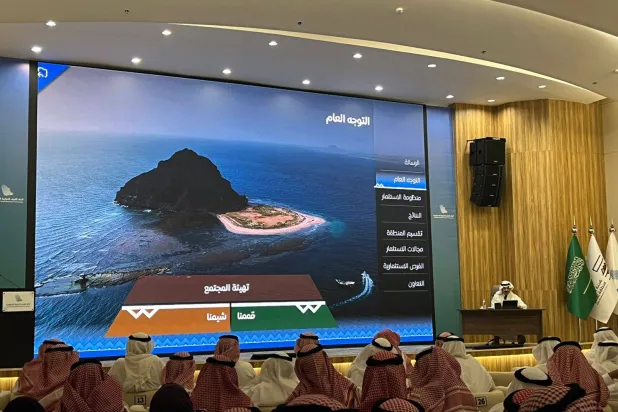 الأمير تركي بن طلال متحدثاً للحضور من رجال الأعمال والمستثمرين في مقر اتحاد الغرف السعودية (الشرق الأوسط)