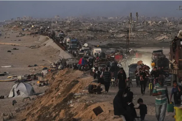 نازحون فلسطينيون يفرون من شمال قطاع غزة عبر الطريق الساحلية باتجاه الجنوب (أ.ب)