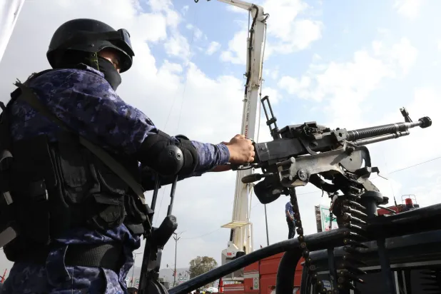 عنصر حوثي يمسك رشاشاً ثقيلاً على متن عربة عسكرية في صنعاء (إ.ب.أ)