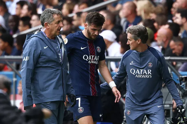 خفيتشا كفاراتسخيليا تعرض لإصابة أمام لانس في الدوري الفرنسي (أ.ف.ب)