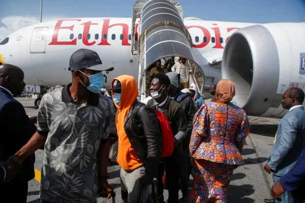 مهاجرون أُجلوا من تونس إلى بلادهم (أرشيفية - رويترز)