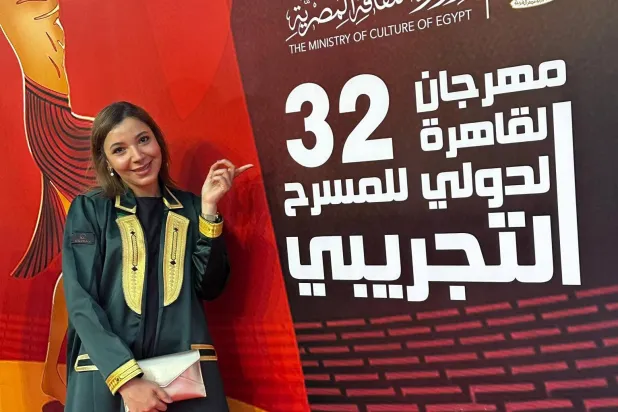 الفنانة السعودية الشابة مريم حسين خلال مشاركتها في مهرجان «القاهرة للمسرح التجريبي» (الشرق الأوسط) 