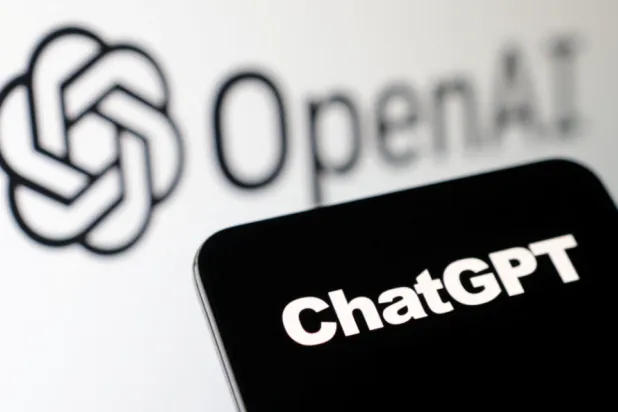 شعارا «شات جي بي تي» و«أوبن إيه آي» يظهران على شاشة هاتف (رويترز)