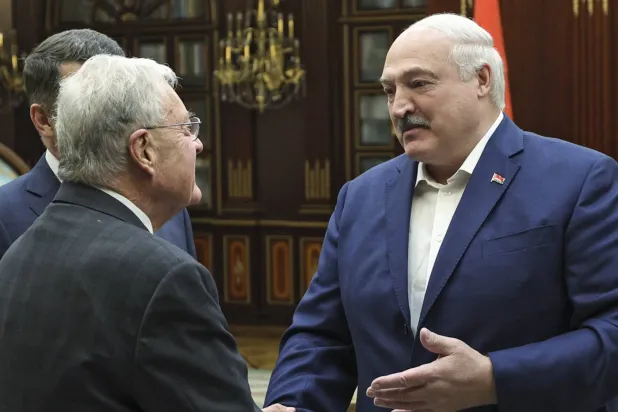 لوكاشينكو مع المبعوث الأميركي الخاص لأوكرانيا كيث كيلوغ (إ.ب.أ)