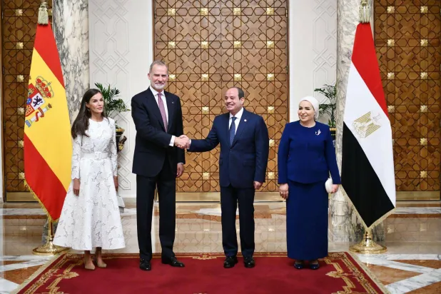 الرئيس المصري عبد الفتاح السيسي وقرينته يستقبلان ملك إسبانيا فيليبي السادس وقرينته في القاهرة (الرئاسة المصرية)