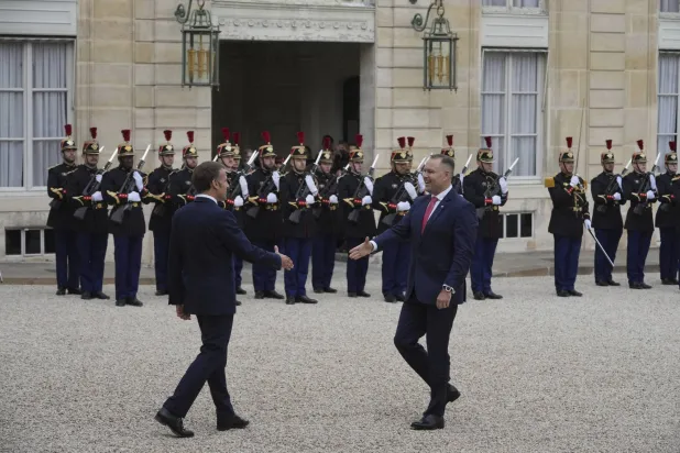 الرئيس إيمانويل ماكرون في ساحة قصر الإليزيه مستقبلاً الثلاثاء نظيره البولندي كارول ناوروكي، يوم 16 سبتمبر (أ.ب)