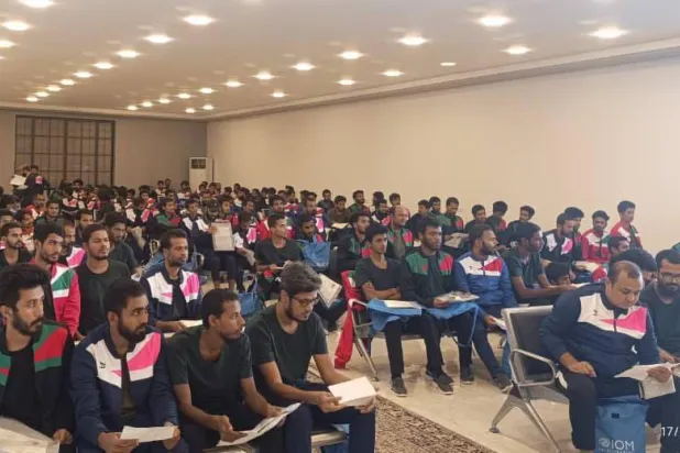 جانب من ترحيل مهاجرين غير نظاميين إلى بنغلاديش عبر مطار معيتيقة في طرابلس (جهاز مكافحة الهجرة غير الشرعية)