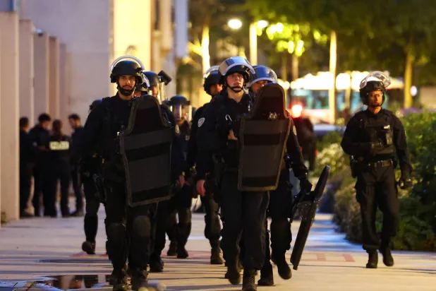 عناصر من الشرطة الفرنسية أثناء مهمة في باريس يوم 11 سبتمبر 2025 (رويترز)