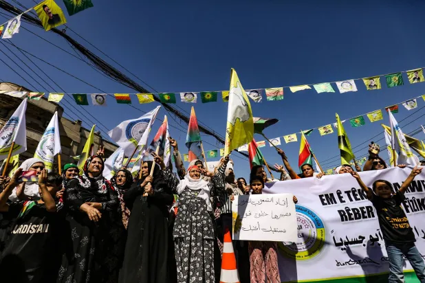 نساء وأطفال في مظاهرة القامشلي الأربعاء (أ.ف.ب)