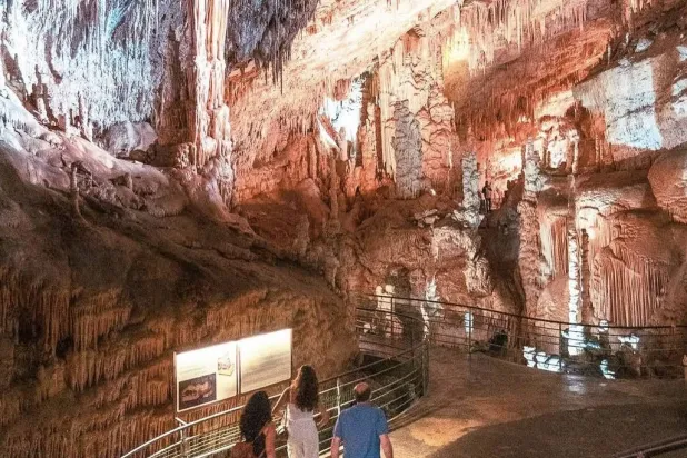 صخور رسمتها الطبيعة لتبدو لوحة تشكيلية (إنستغرام)