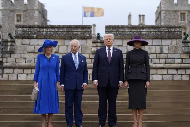 الملك البريطاني تشارلز وزوجته كاميلا (يسار) يقفان إلى جانب الرئيس الأميركي دونالد ترمب والسيدة الأولى ميلانيا خلال زيارتهما إلى بريطانيا (أ.ف.ب) 