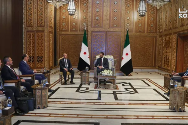 التقى الرئيس السوري أحمد الشرع في دمشق الأربعاء رئيس جهاز المخابرات التركي إبراهيم قالن (سانا)