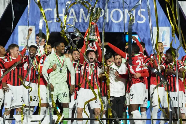 ميلان بطل النسخة الأخيرة من كأس السوبر الإيطالي التي أقيمت في الرياض (د.ب.أ)