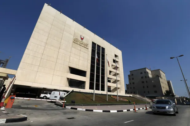 تمر سيارة أمام مقر مصرف البحرين المركزي في المنامة (رويترز)