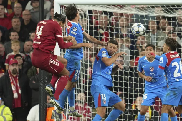 رأسية فان دايك في طريقها نحو شباك أتلتيكو مدريد (أ.ب)