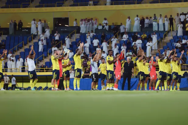 لاعبو النصر يحييون جماهيرهم عقب نهاية المواجهة الآسيوية (نادي النصر)